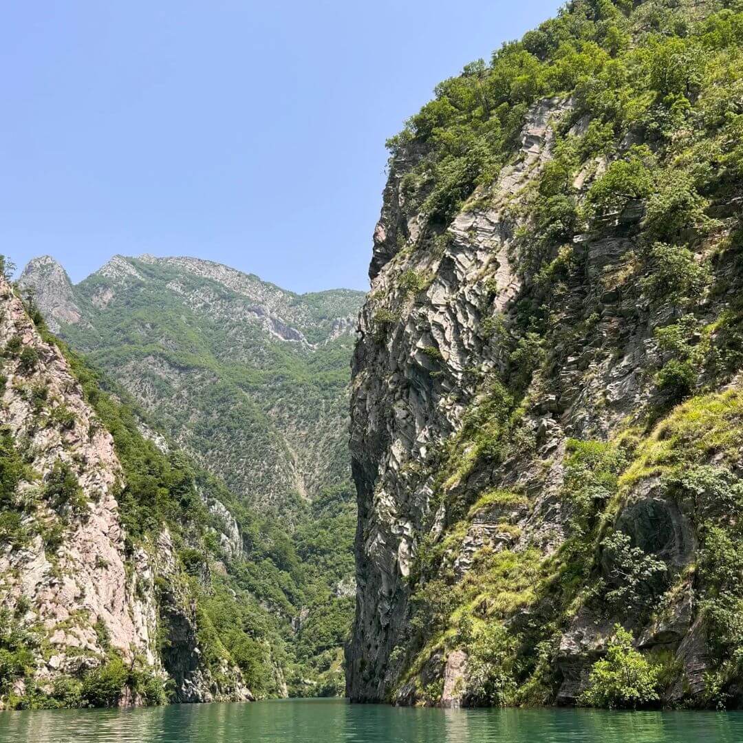 El río Shala, también conocido como Shalë, serpentea a través de los Alpes albaneses en la región norte de Albania, ubicado dentro de un área protegida.